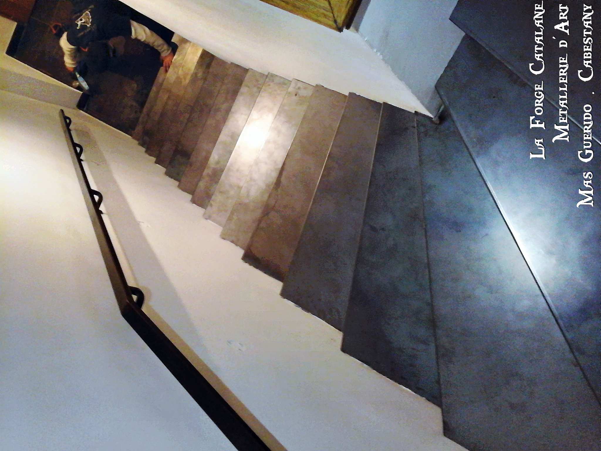 habillage escalier en tole fer forge catalane cabestany.jpg